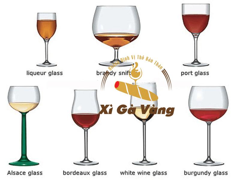 Thân ly đựng rượu có sự khác biệt giữa 2 loại ly